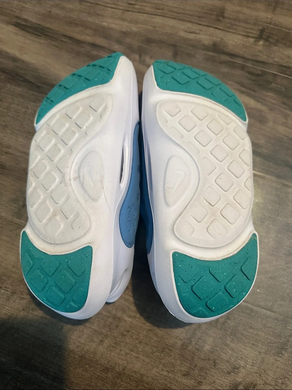 Nike Kids Aqua swoosh size 6